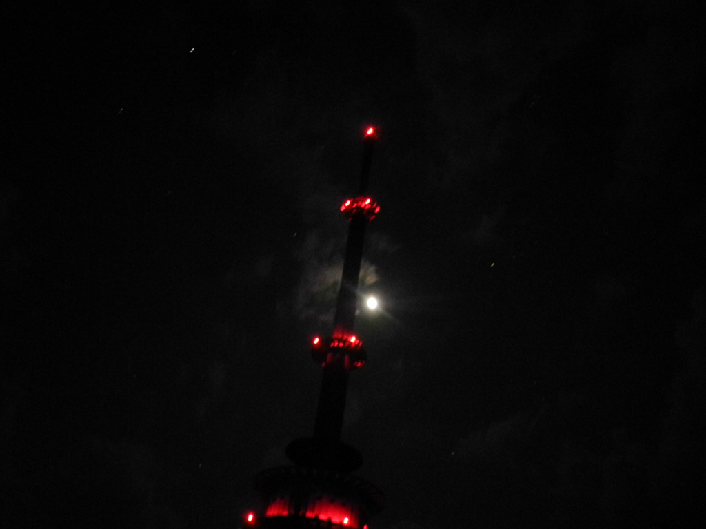 (unser) Funkturm bei Nacht